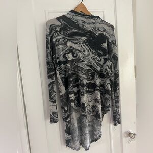 Lobo Mau paint pour cowl neck tunic